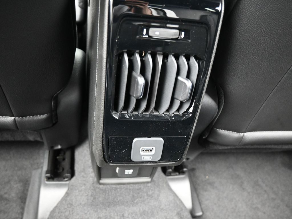 New 2026 diamond black crystal pearlcoat Jeep Latitude image 29