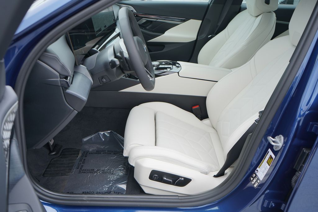 2025 BMW 5 Series 540i xDrive 11