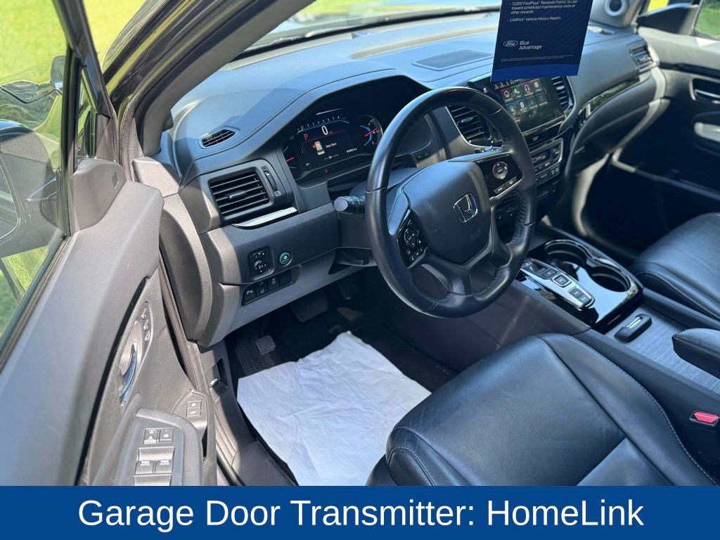 2020 Honda Pilot Touring w/Rear Captain's Chairs