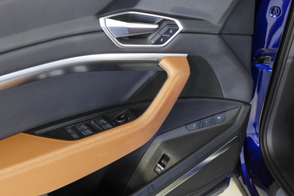 Thumbnail: 2022 Audi e-tron - 12