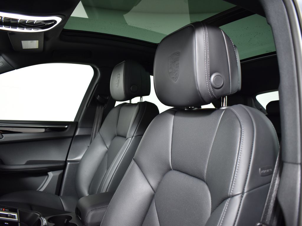 Thumbnail: 2026 Porsche Macan - 15