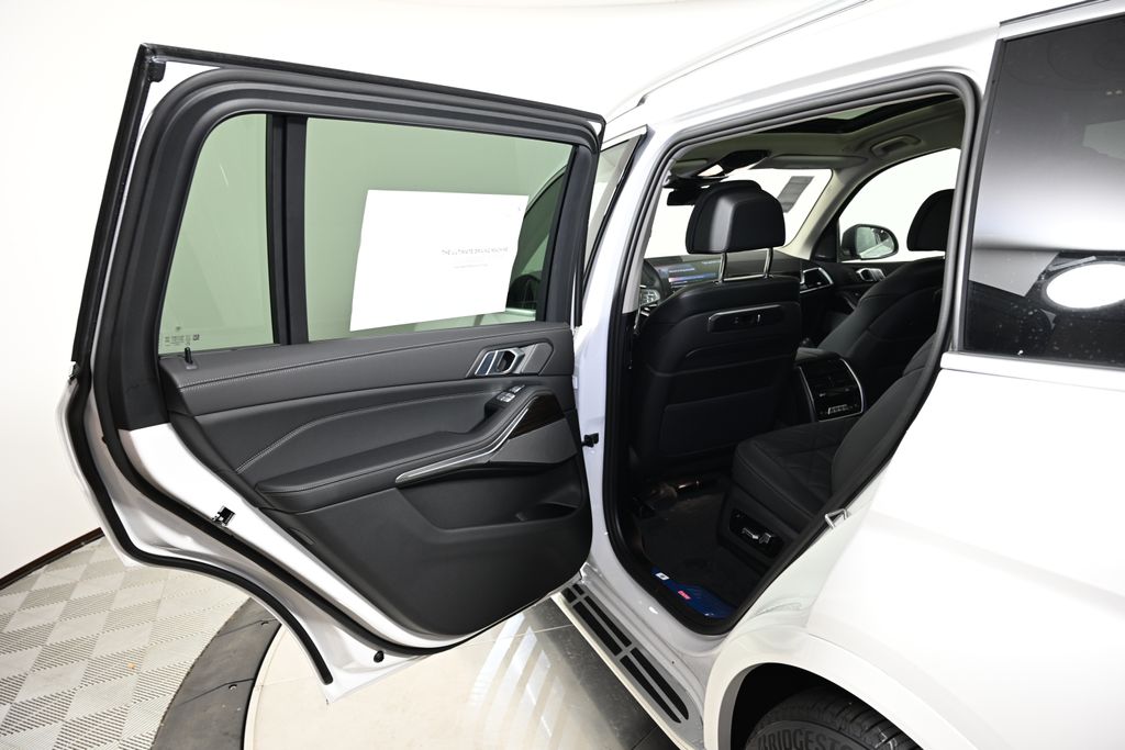 Thumbnail: 2026 BMW X7 - 23