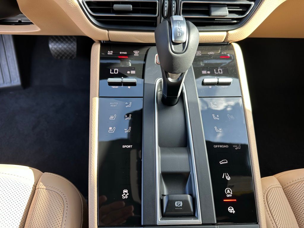 2025 Porsche Macan  23