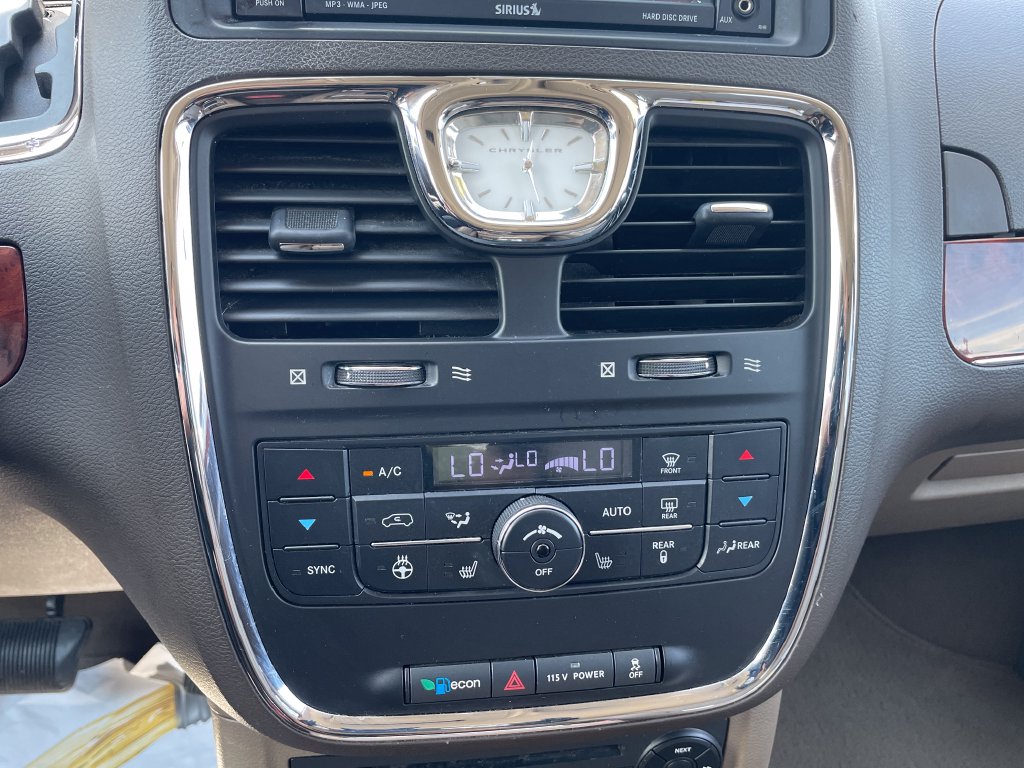 2013 Chrysler Town & Country #32