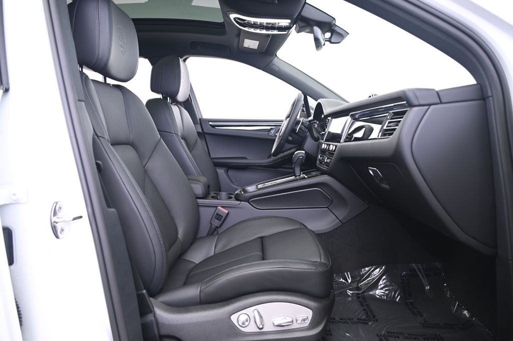 Thumbnail: 2025 Porsche Macan - 23