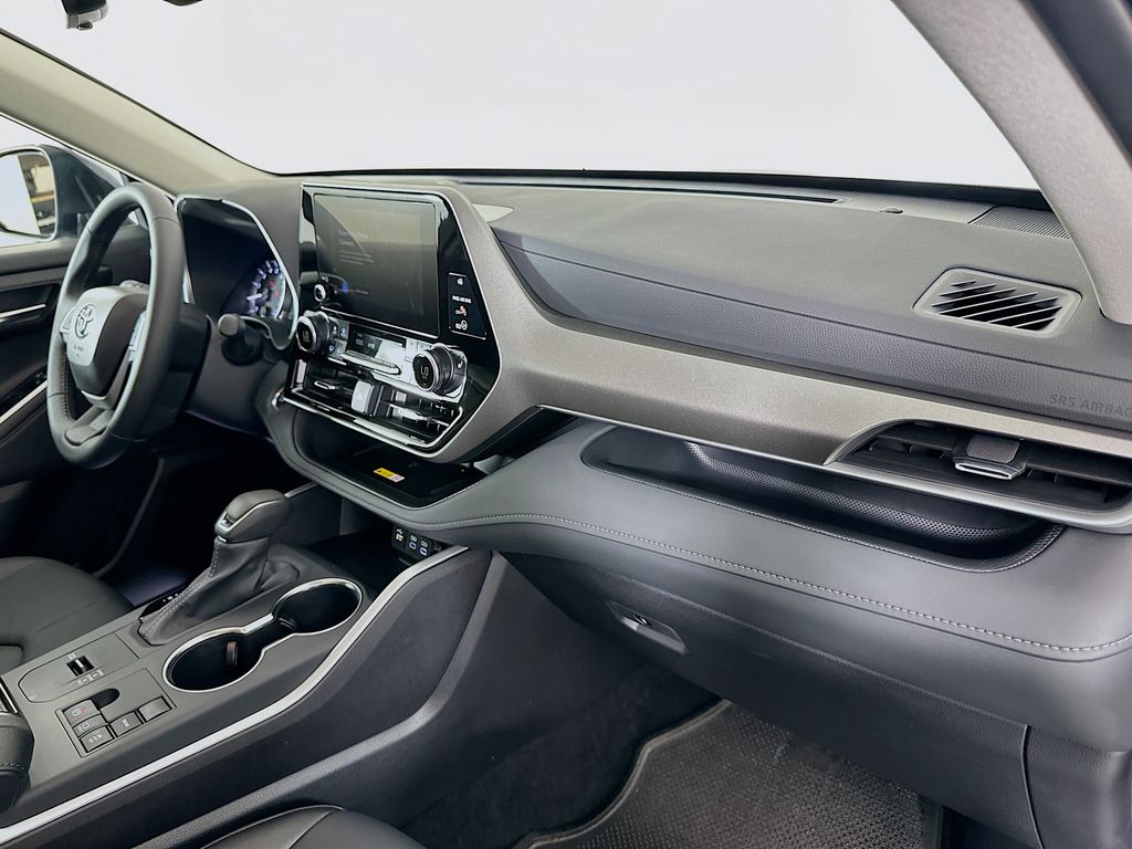 2025 Toyota Highlander XLE 31