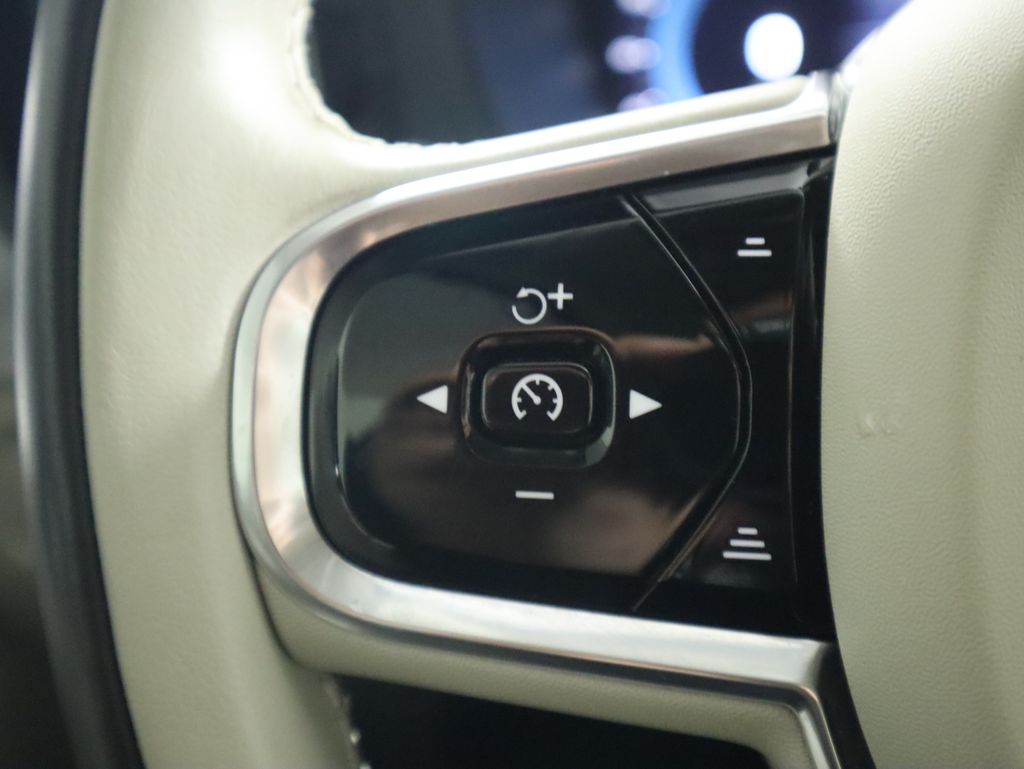 Thumbnail: 2023 Volvo XC60 - 11