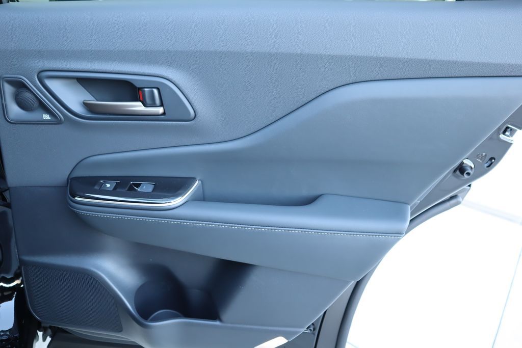 2026 Toyota Crown Signia Limited - Photo 26