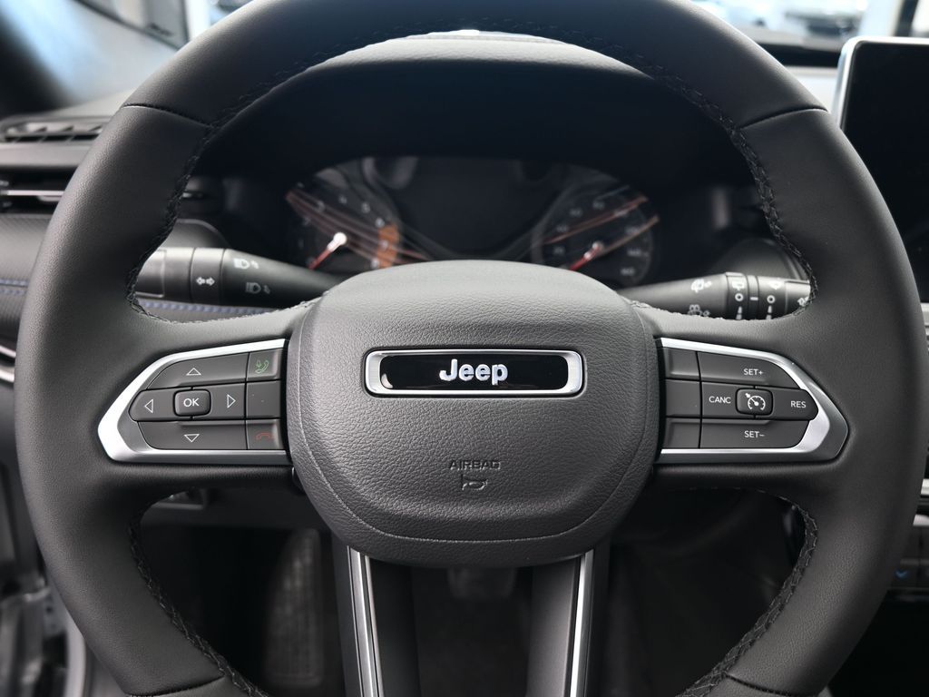 New 2026 silver zynith metallic clearcoat Jeep Latitude image 14