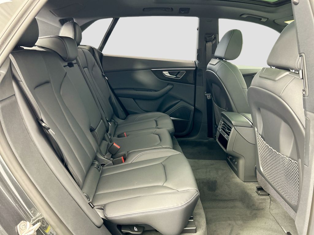 Thumbnail: 2026 Audi Q8 - 21