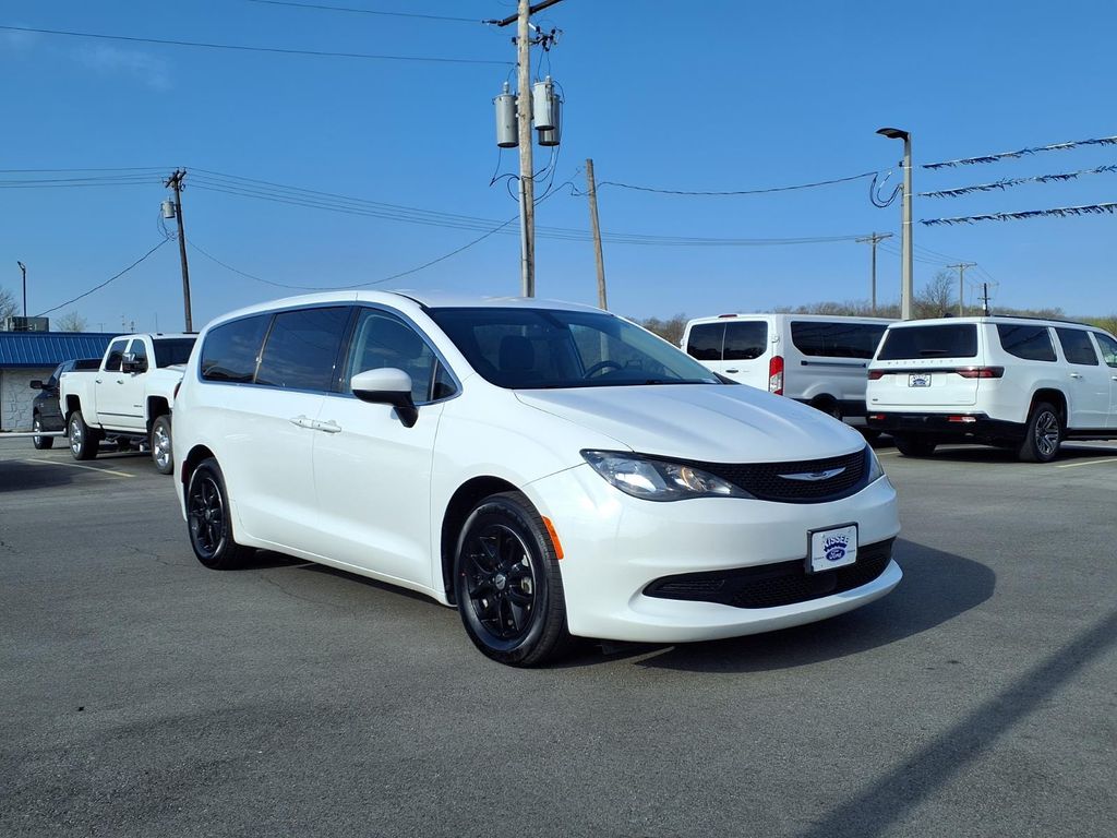 2022 Chrysler Voyager LX FWD