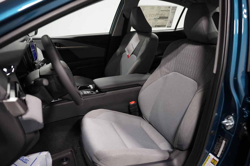 2025 Toyota Camry LE 27
