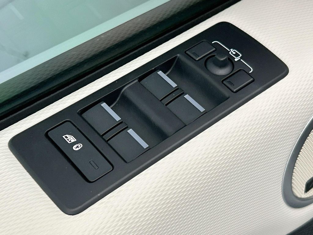Thumbnail: 2024 Land Rover Discovery - 22