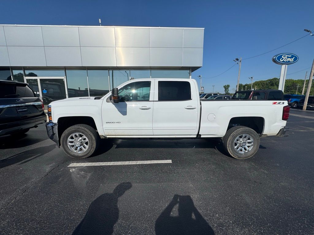Summit White 2018 Chevrolet Silverado 2500HD LT Crew Cab 4WD Pickup Truck Four-Wheel Drive 6-Speed Automatic