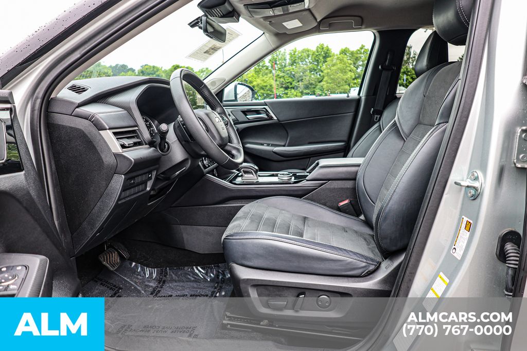 Used 2025 Silver Mitsubishi SE image 18