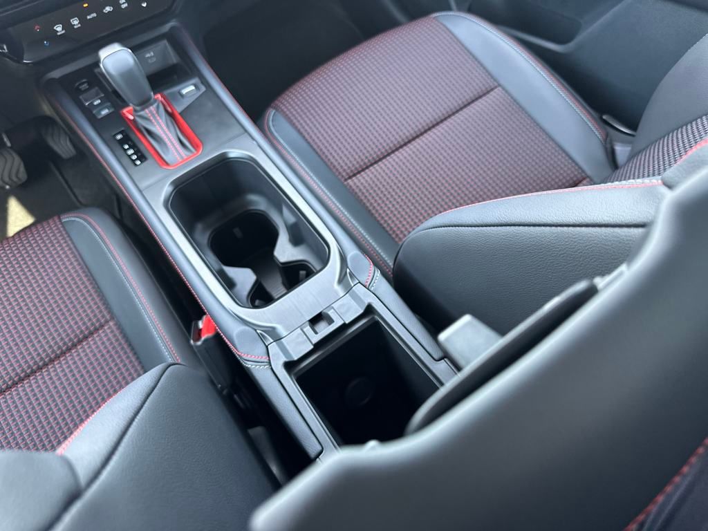 2025 Nissan Kicks SR photo