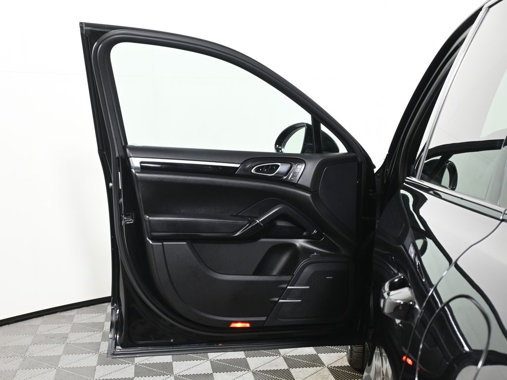 Thumbnail: 2017 Porsche Cayenne - 32