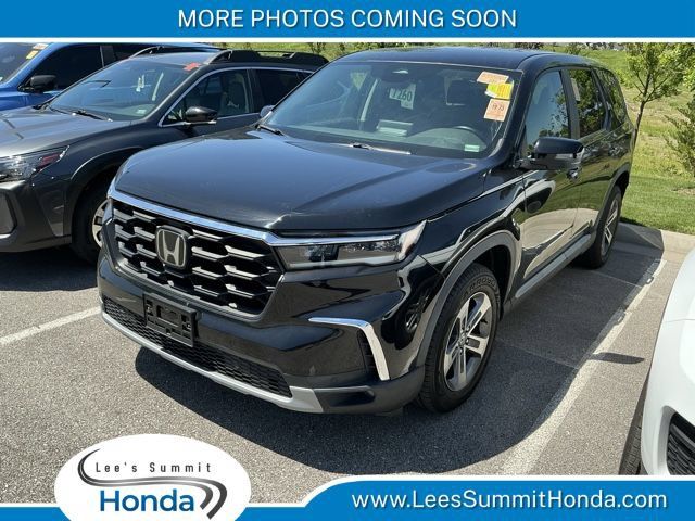 2023 Honda Pilot EX-L AWD with Captains Chairs