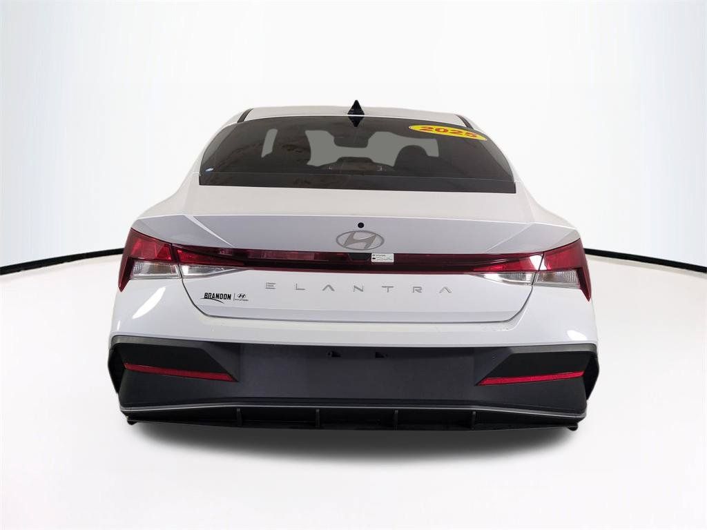 2025 Hyundai Elantra SE - Photo 6
