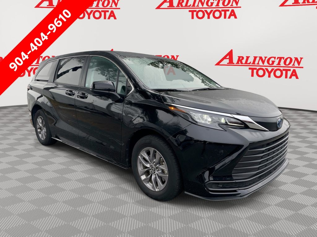 2024 Toyota Sienna LE's photo