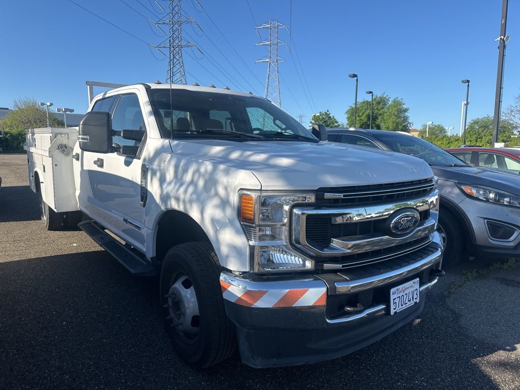 Oxford White 2022 Ford F-350 Super Duty Chassis XLT Crew Cab DRW 4WD Pickup Truck Four-Wheel Drive Automatic