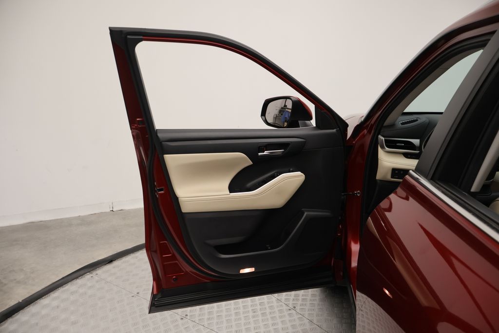 Thumbnail: 2024 Toyota Highlander - 16