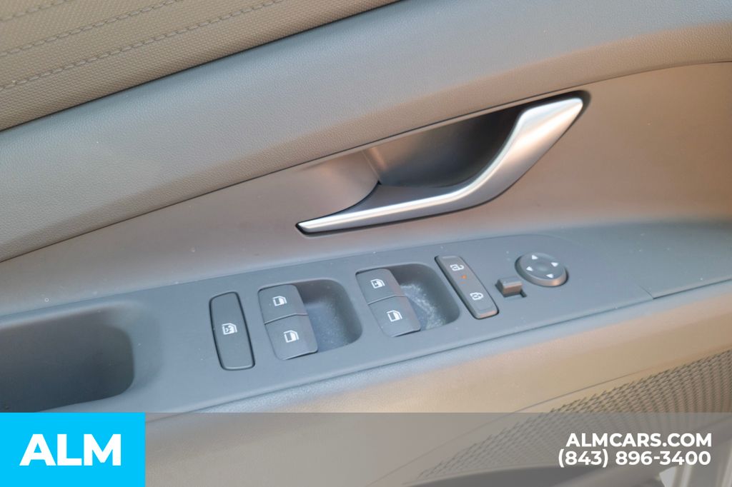 Used 2025 Silver Hyundai SE image 17