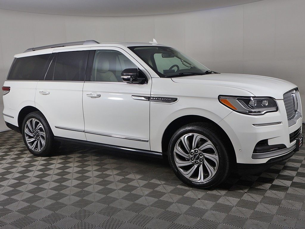 Used 2022 White Lincoln Reserve image 25