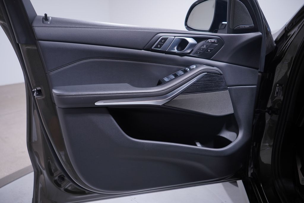 Thumbnail: 2023 BMW X7 - 16