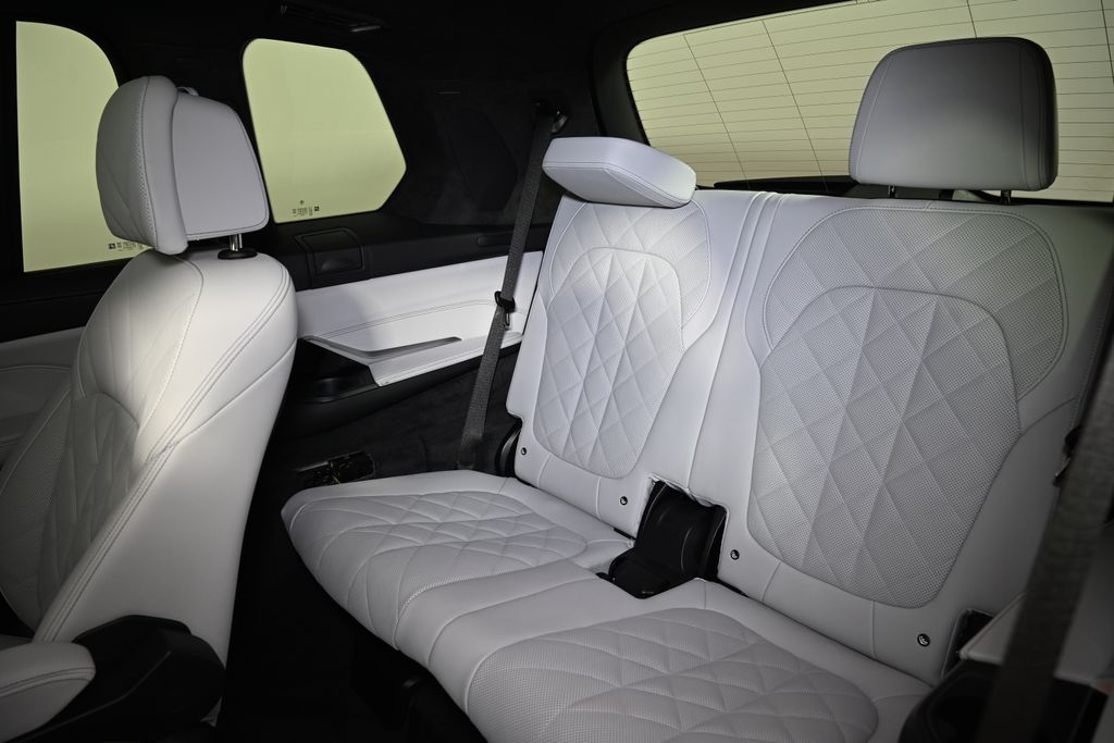 Thumbnail: 2025 BMW X7 - 25