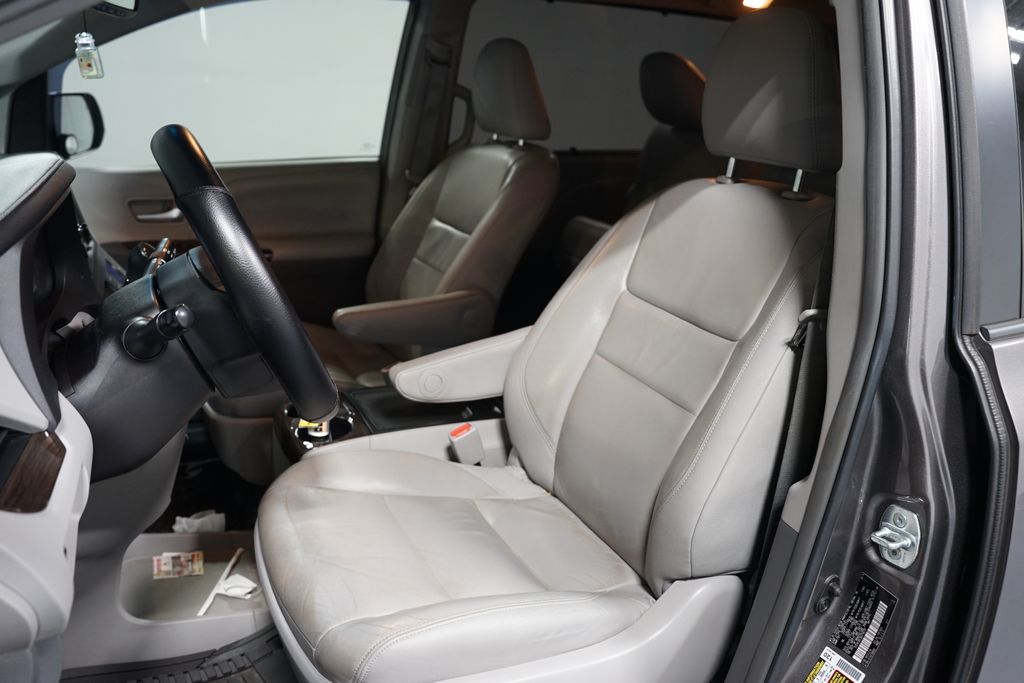 Thumbnail: 2016 Toyota Sienna - 6