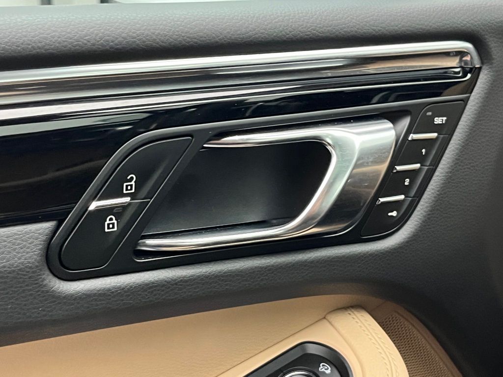 Thumbnail: 2025 Porsche Macan - 27