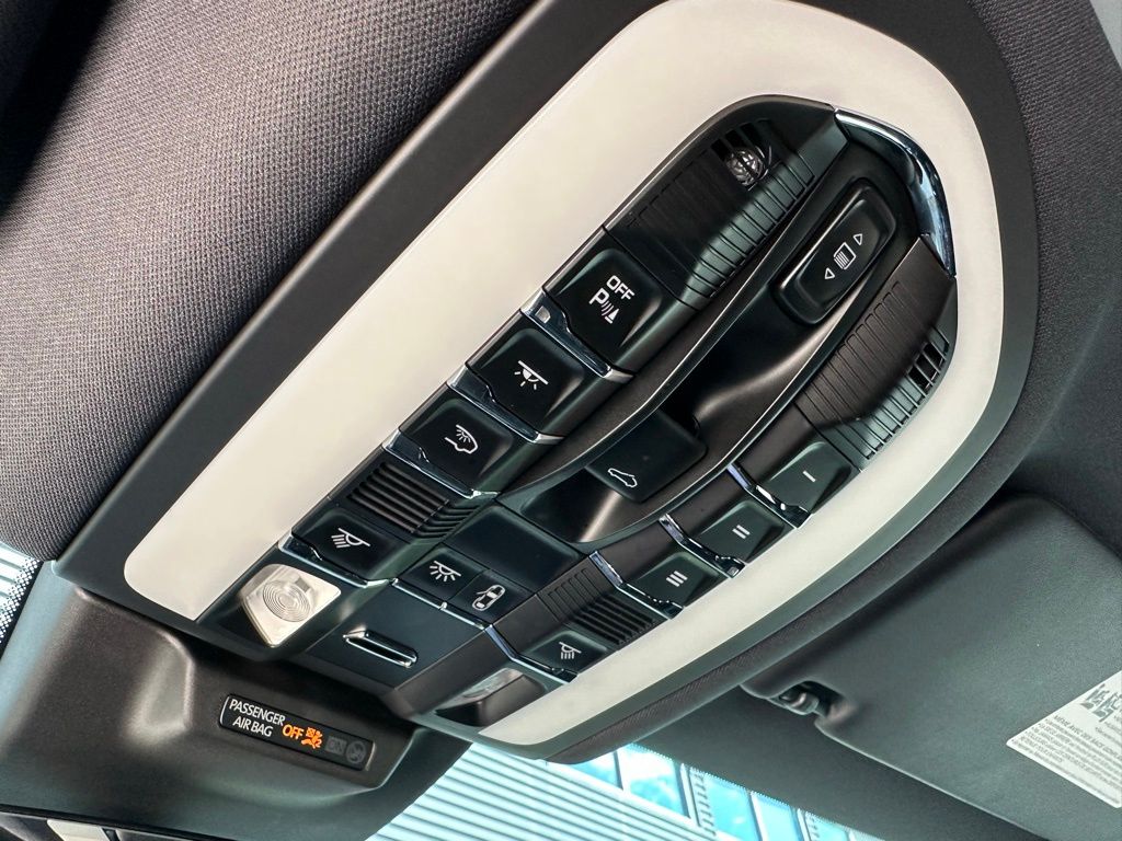 Thumbnail: 2022 Porsche Macan - 24