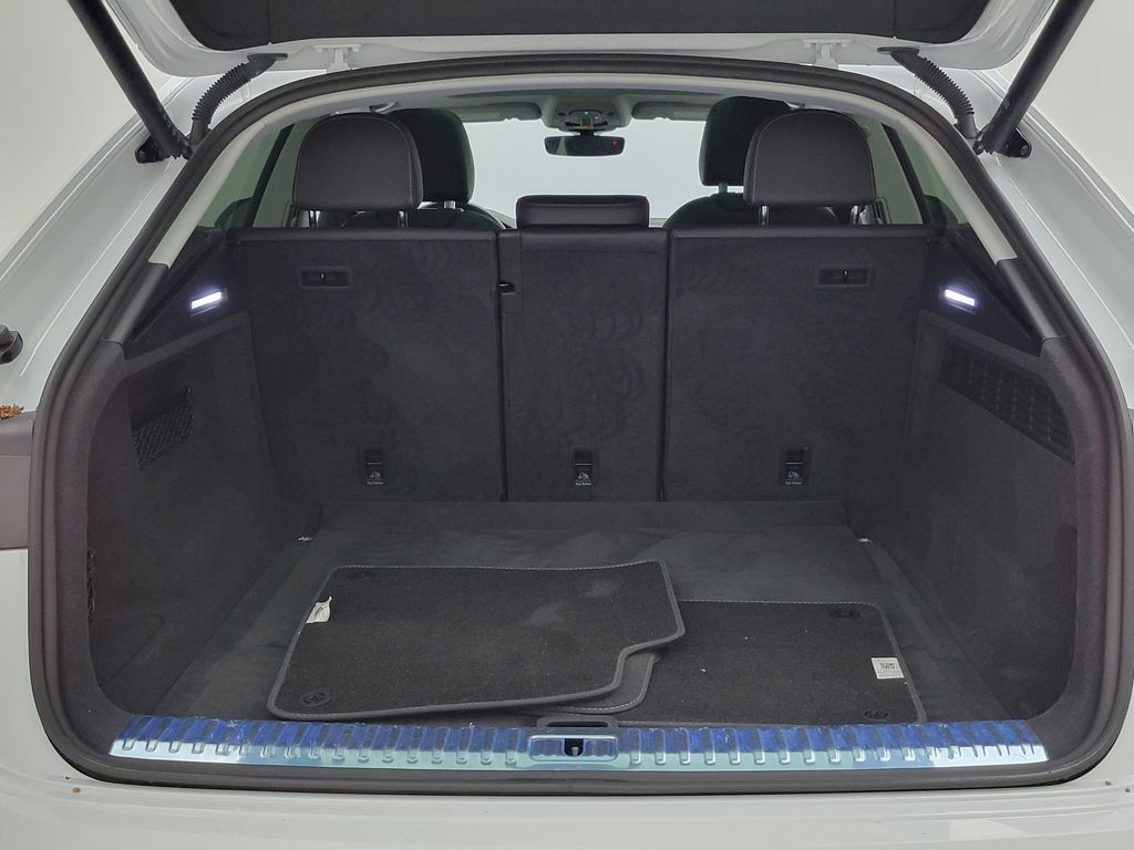 Thumbnail: 2023 Audi Q8 - 10