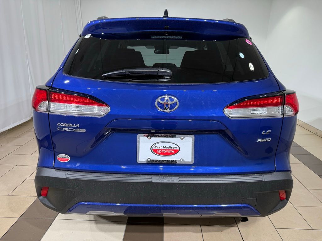 2025 Toyota Corolla Cross LE 4