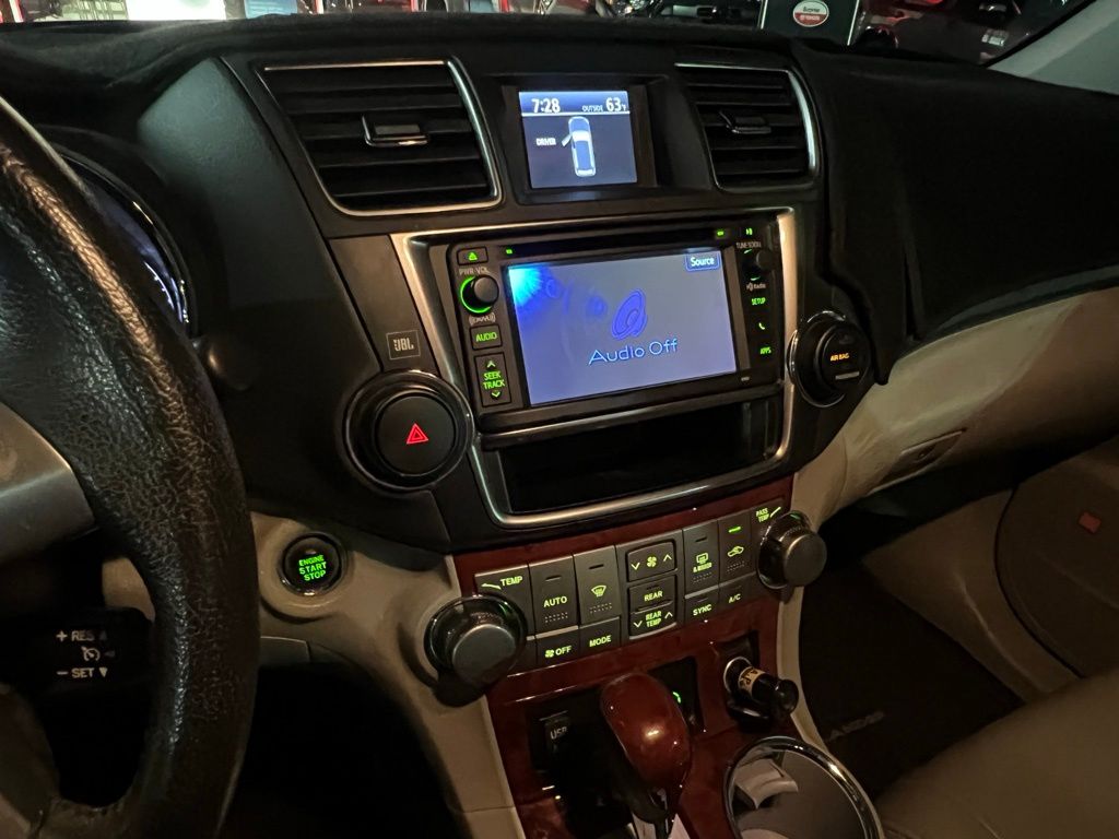 Thumbnail: 2013 Toyota Highlander - 4