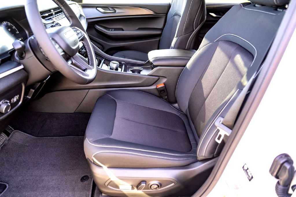 New Car 2025 Jeep Grand Cherokee  Laredo X For Sale Under $40,000 In Taylor, Texas