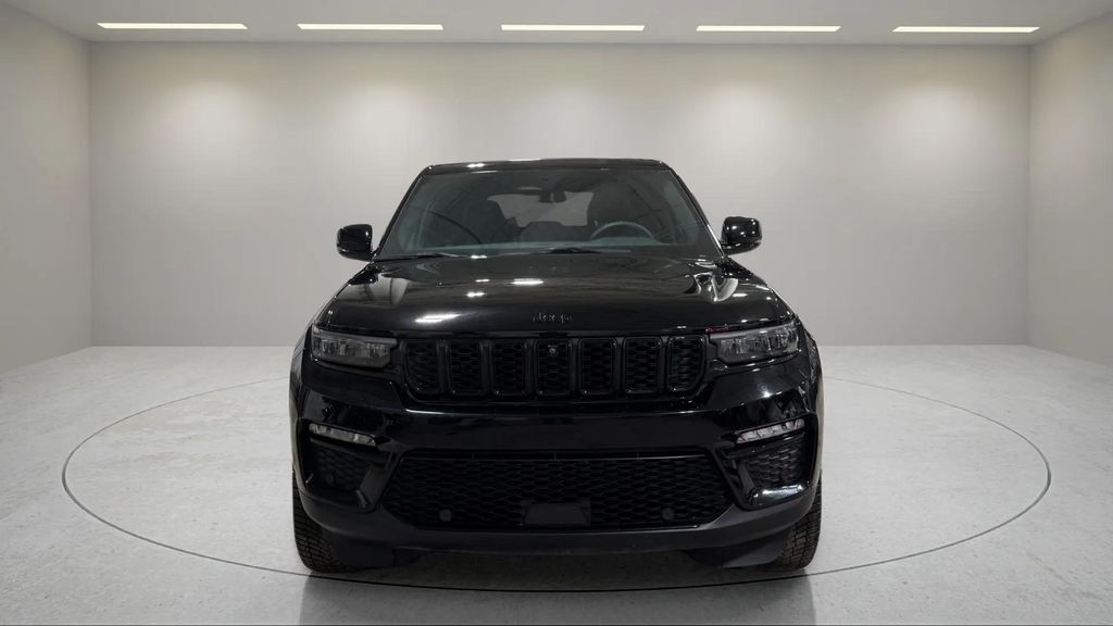Used 2024 Diamond Black Crystal Pearlcoat Jeep Limited image 2