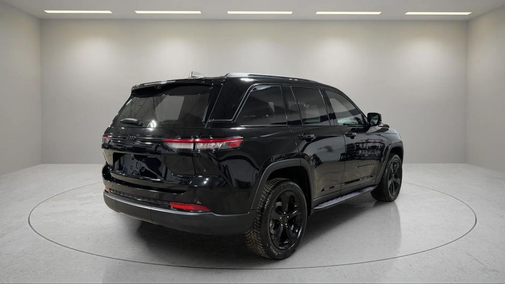 Used 2024 Diamond Black Crystal Pearlcoat Jeep Limited image 5