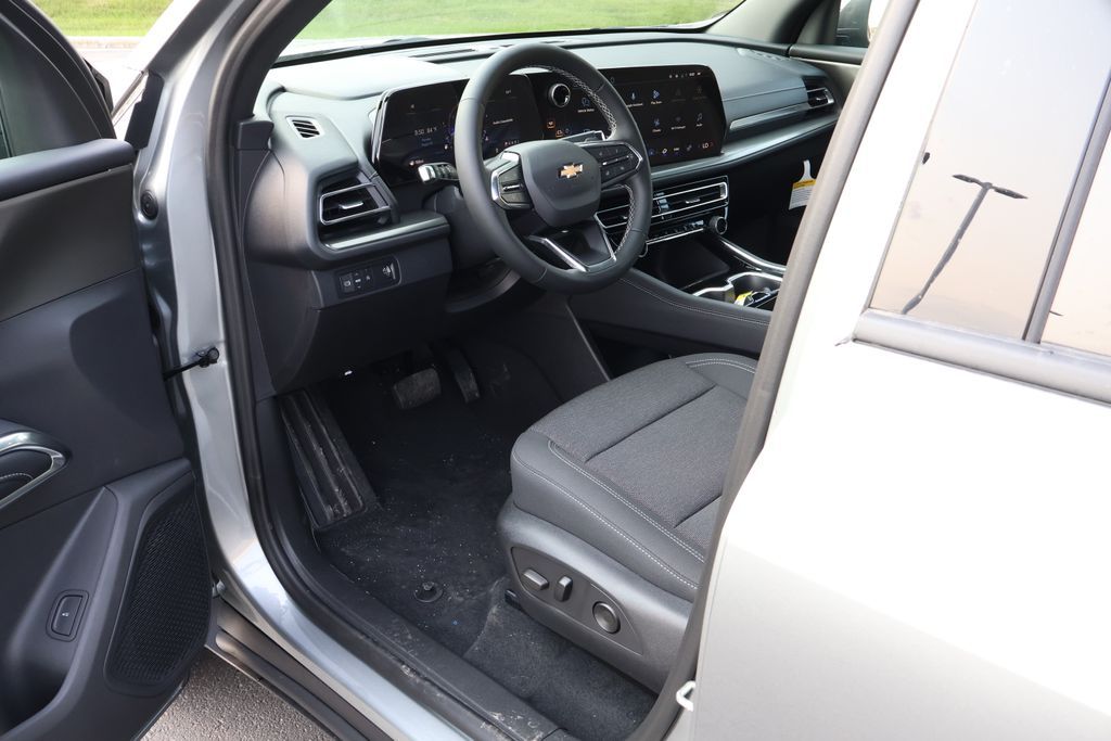 Thumbnail: 2027 Chevrolet Traverse - 13