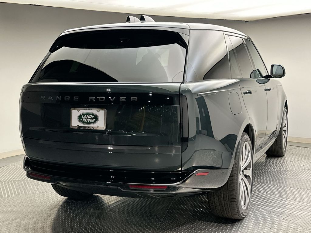 2025 Land Rover Range Rover SE 3