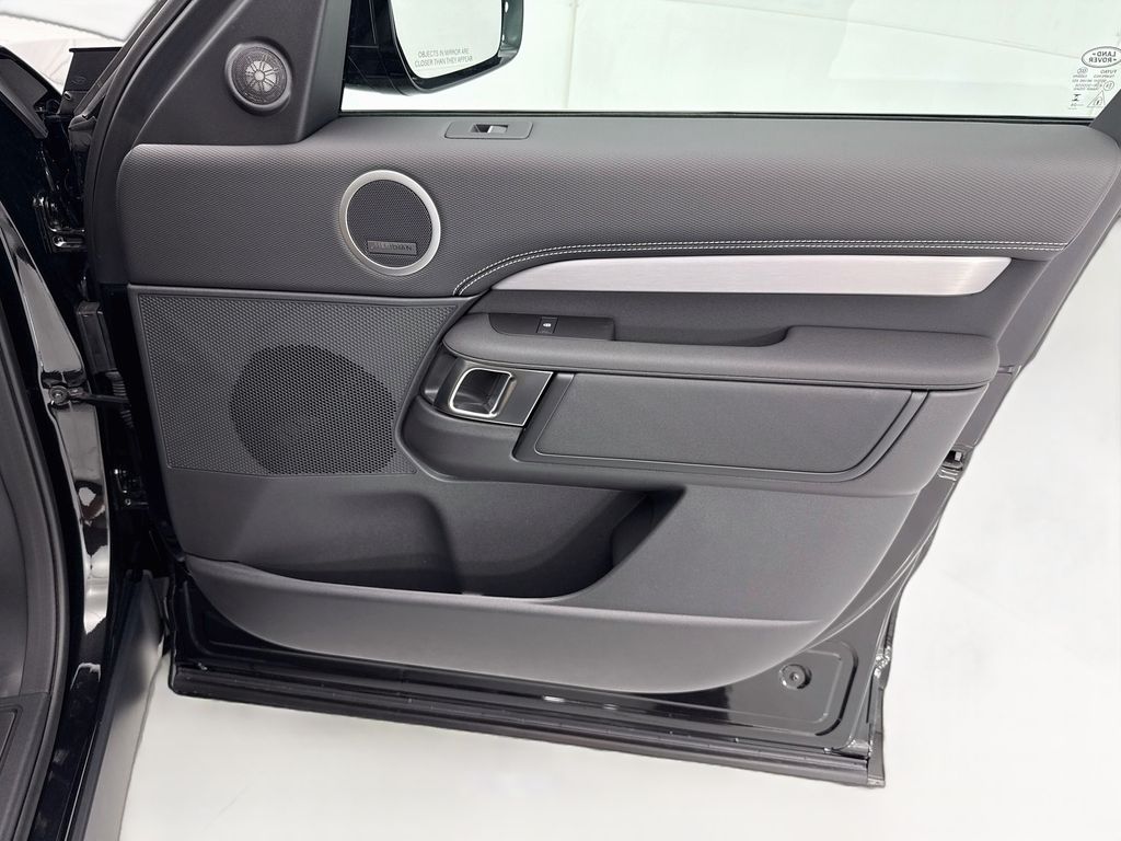 Thumbnail: 2026 Land Rover Discovery - 25