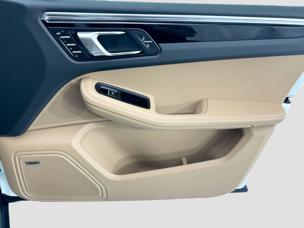 Thumbnail: 2025 Porsche Macan - 25