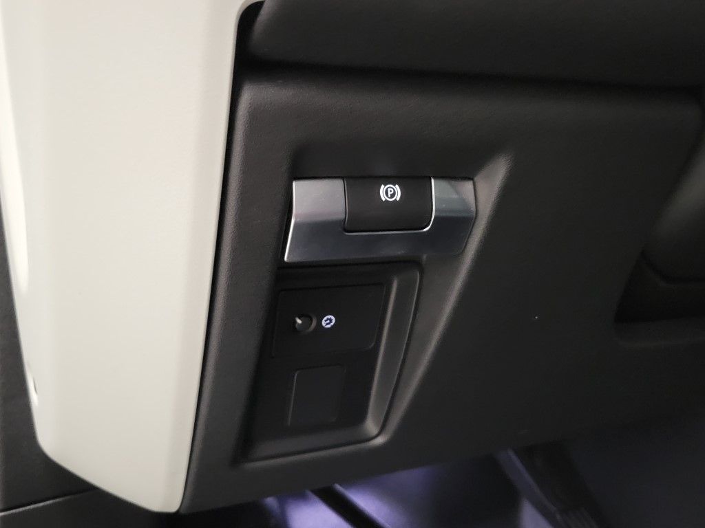 Thumbnail: 2021 Land Rover Defender - 29