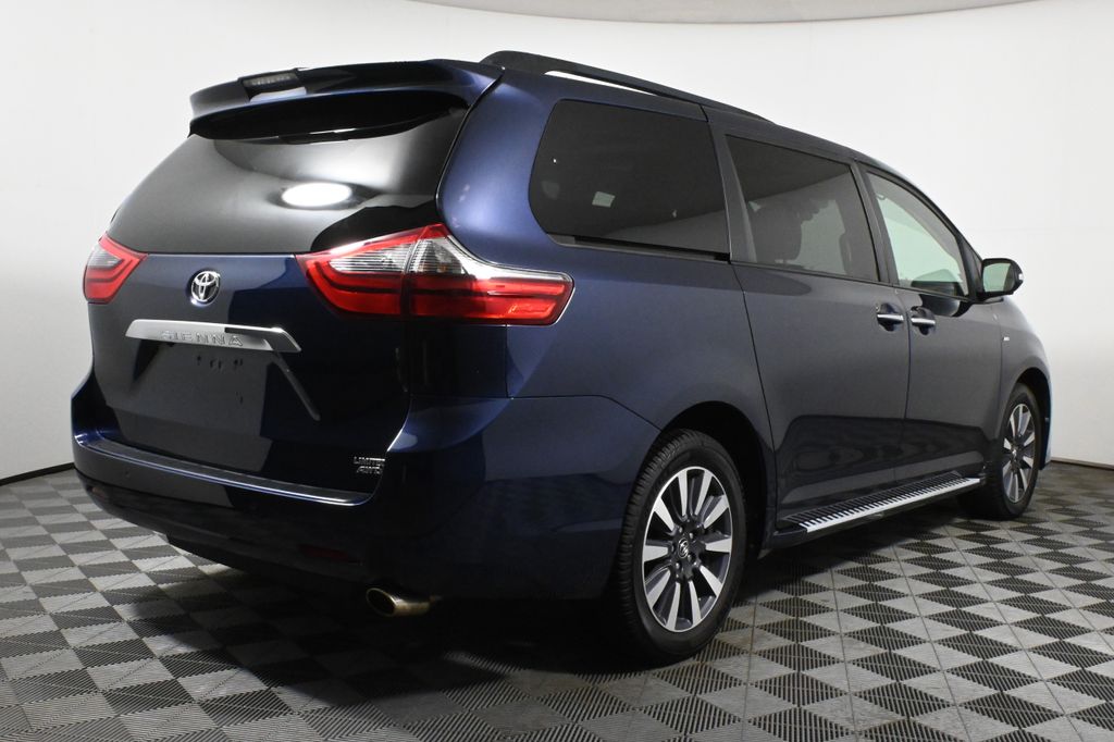 2020 Toyota Sienna SE Premium 8