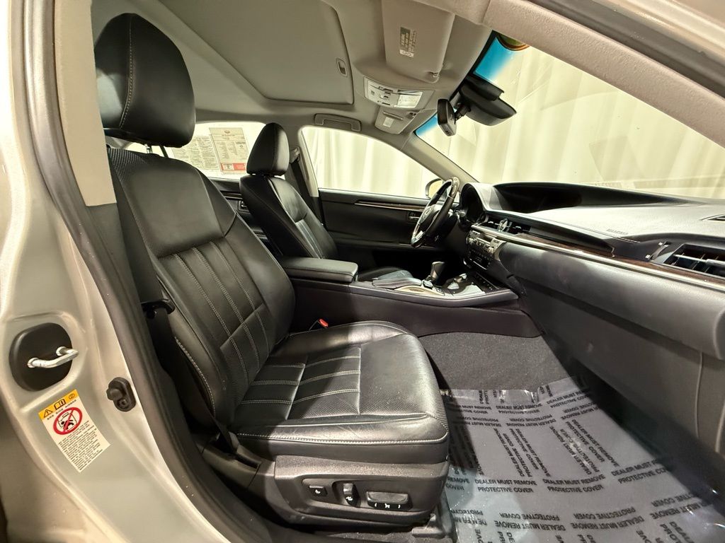 Thumbnail: 2017 Lexus ES - 22