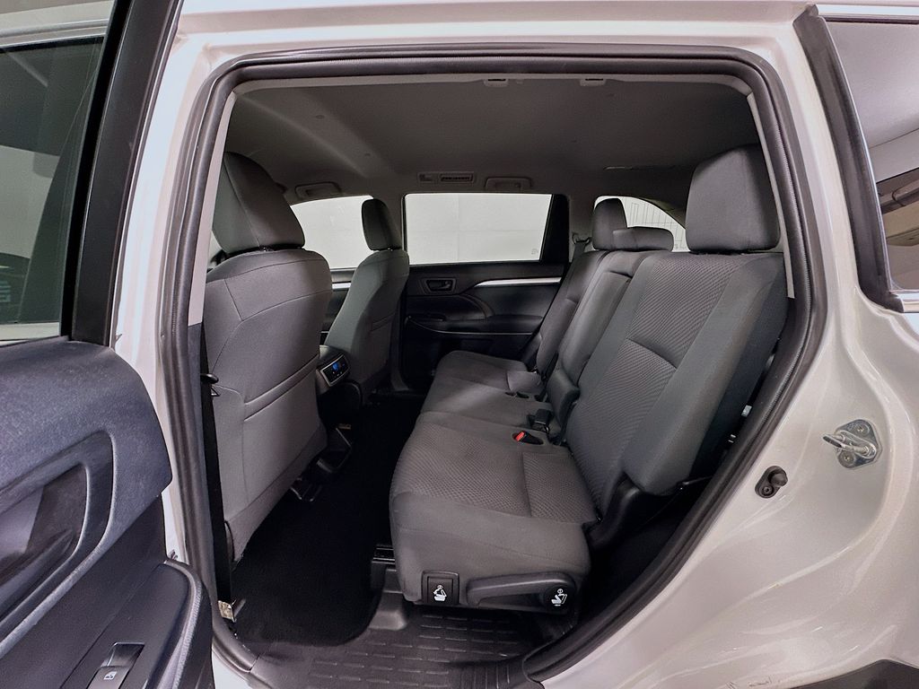 Thumbnail: 2019 Toyota Highlander - 23