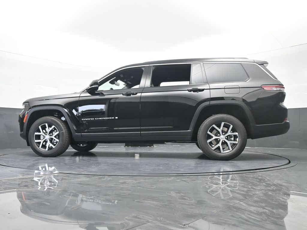 Used 2025 Diamond Black Crystal Pearlcoat Jeep Limited image 53