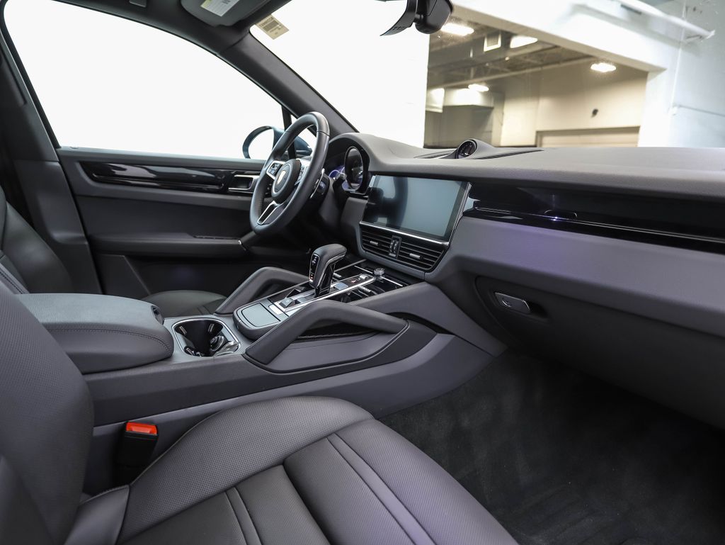 Thumbnail: 2020 Porsche Cayenne - 28