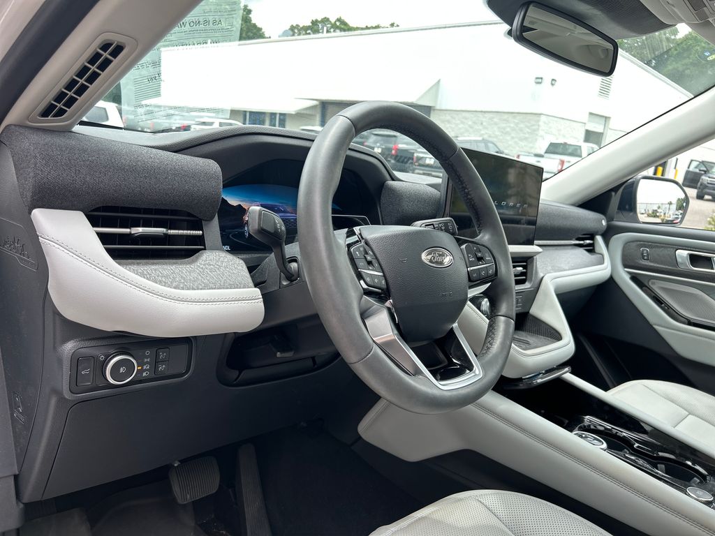 2025 White Metallic Ford Explorer Platinum 4X4 SUV